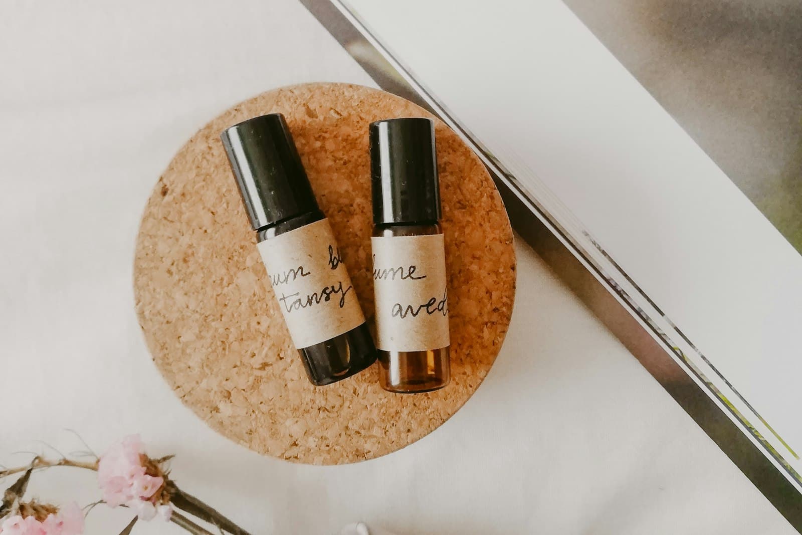 Dầu thơm lăn và sáp thơm không cồn: khi nào dùng thay cho nước hoa xịt