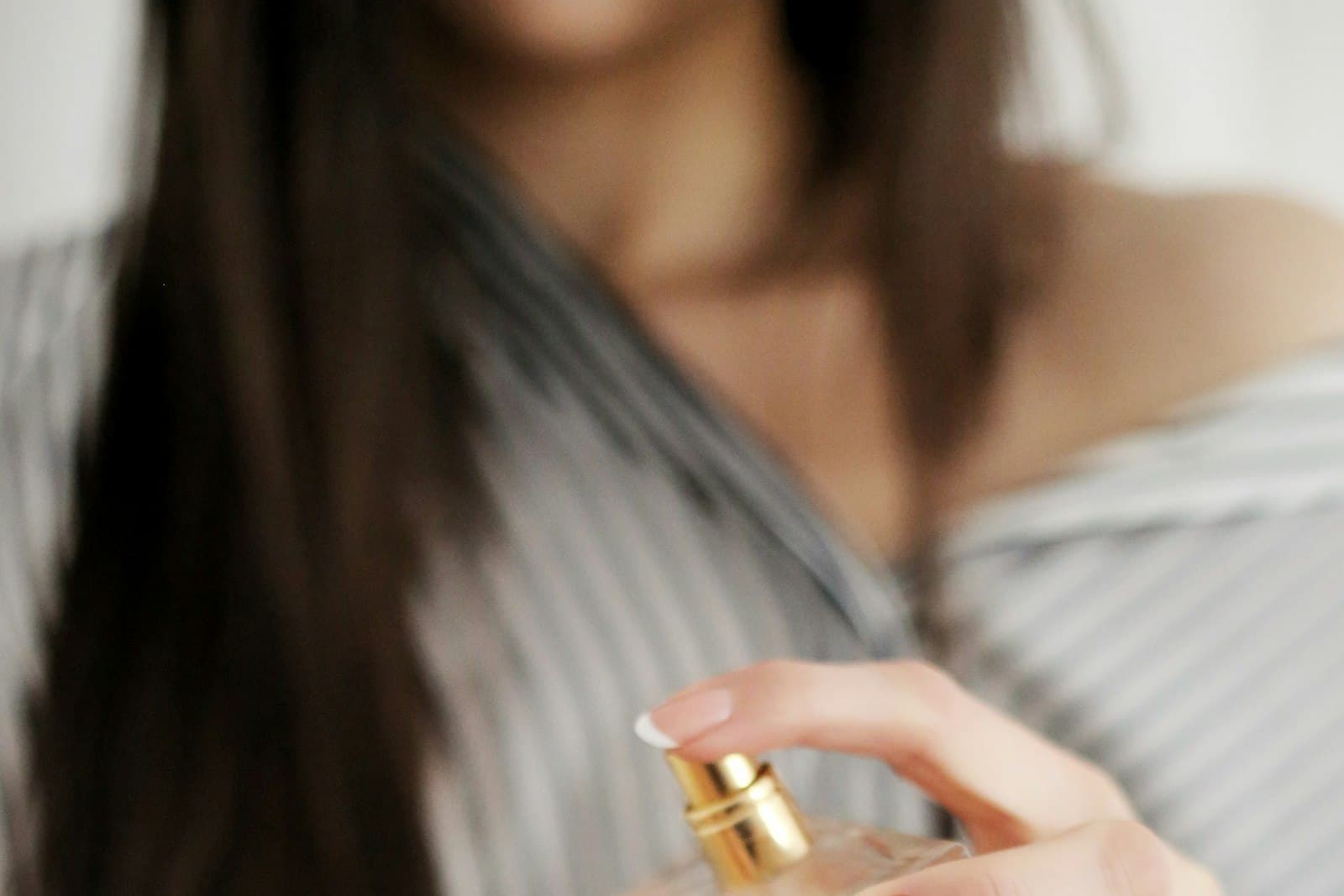 Xịt nước hoa ở đâu, bao nhiêu lần để mùi ở lại cả ngày